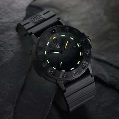 Montre noire pour homme avec index, lunette et bracelet en caoutchouc verts lumineux