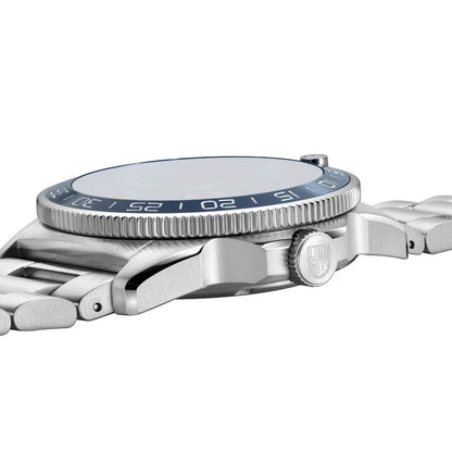 Montre avec lunette moletée, couronne et fermoir sur bracelet en métal.