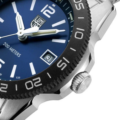 Gros plan d'une montre pour femme : cadran bleu, lunette noire et couronne visible