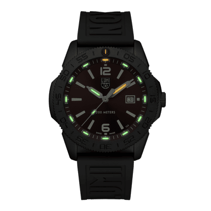 Montre de plongée avec cadran noir et index lumineux verts, bracelet noir, date