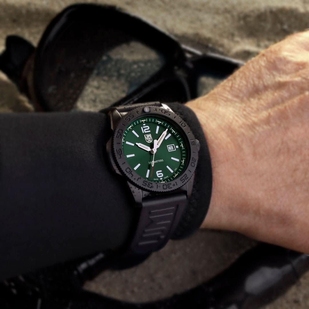 Montre homme au poignet avec bracelet en caoutchouc noir et cadran vert