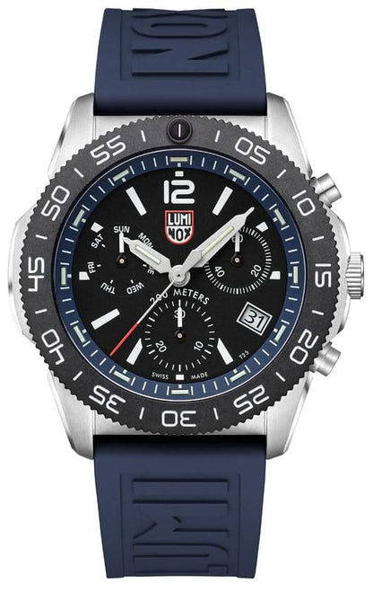 Montre de plongée avec bracelet en silicone bleu, cadran noir et index luminescents