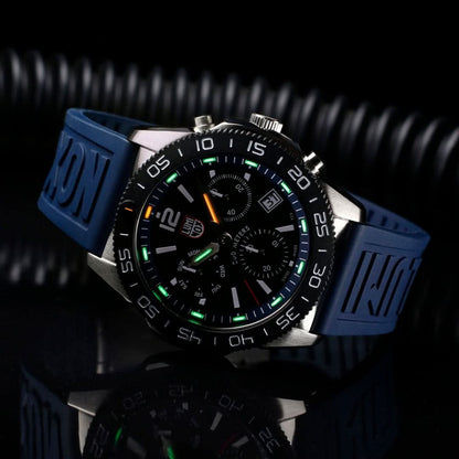 Montre de plongée avec bracelet bleu, cadran noir avec index luminescents et chronographe