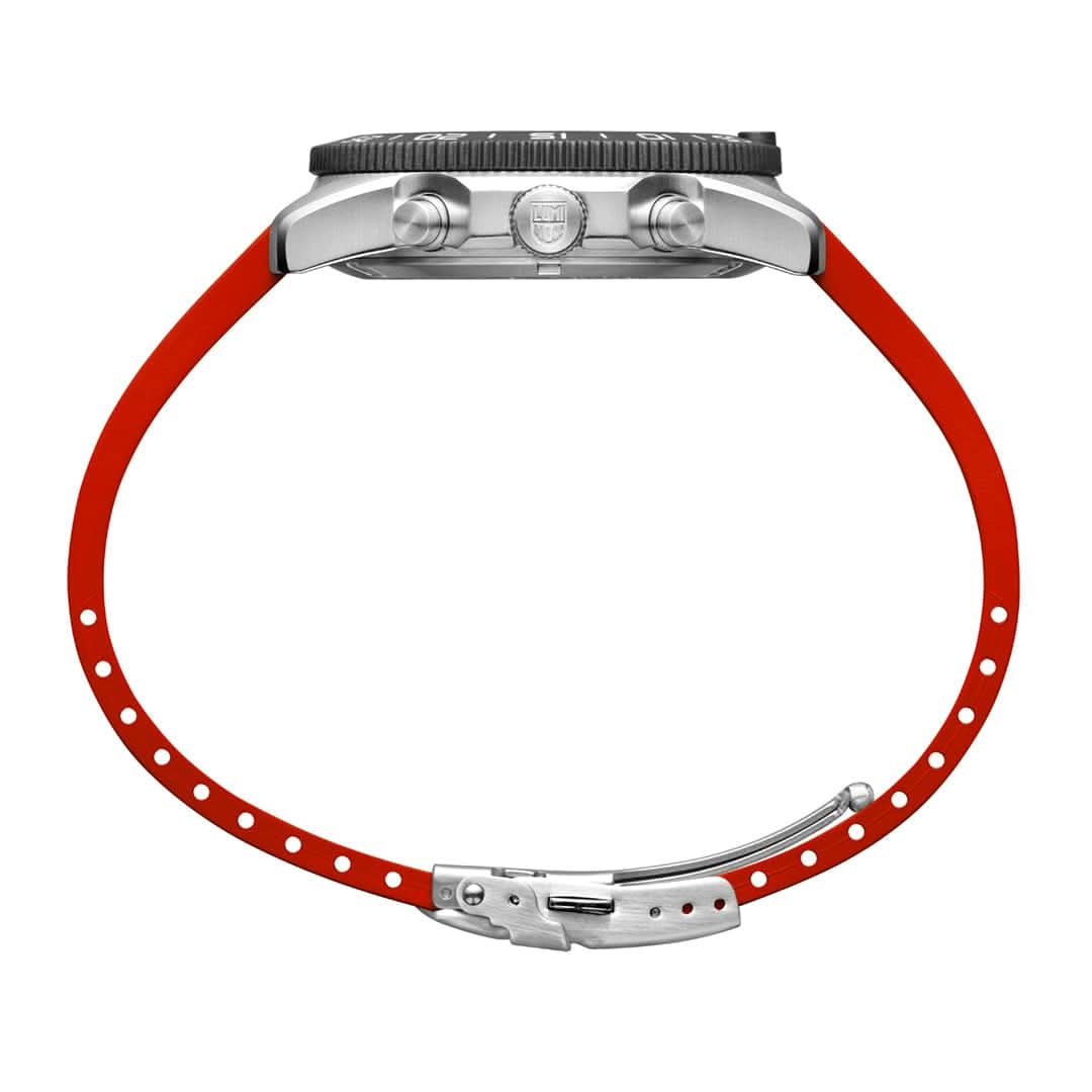 Montre pour homme avec bracelet en silicone rouge et boîtier en acier inoxydable, boutons latéraux visibles
