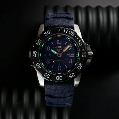 Montre homme avec bracelet bleu et cadran lumineux distinctif, boîtier en acier inoxydable avec lunette.