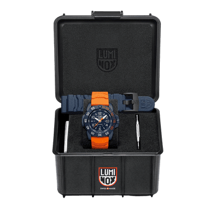 Montre pour homme dans un étui noir avec bracelet bleu-orange et outil