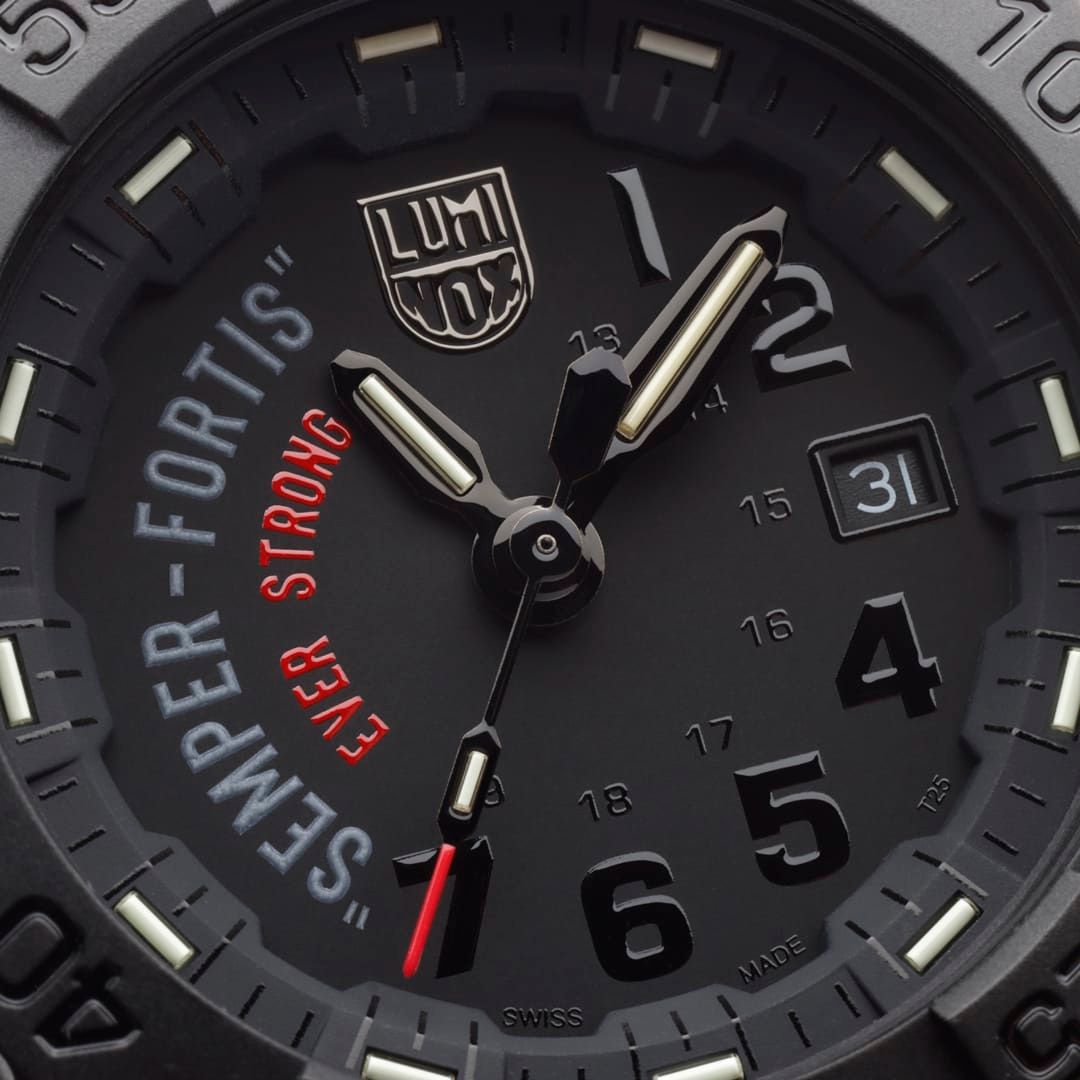 Nahaufnahme der schwarzen Luminox Armbanduhr mit goldenen Zeigern und Datum bei 31