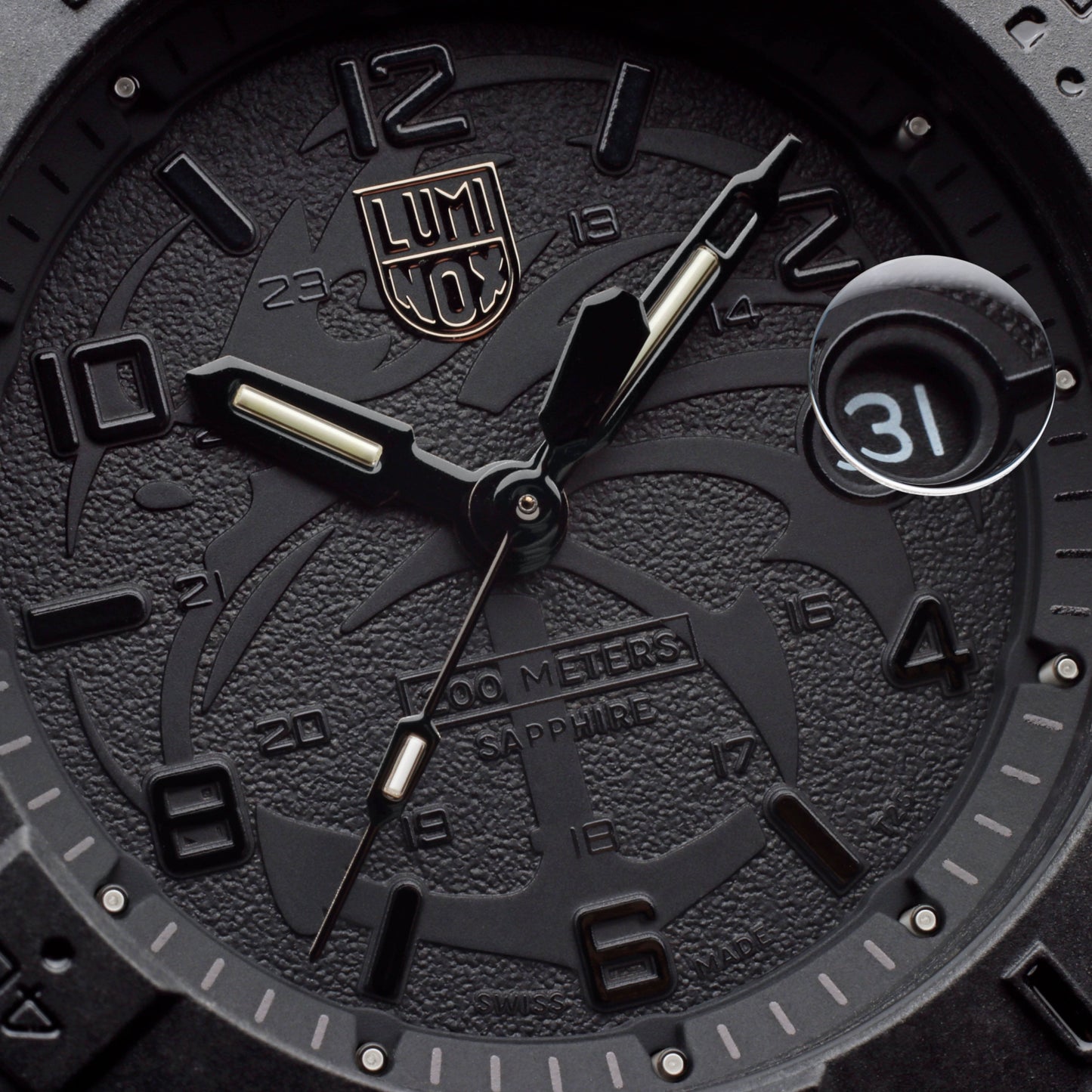 Cadran de montre pour homme avec détails structurés noirs, aiguilles dorées et affichage de la date « 31 ».