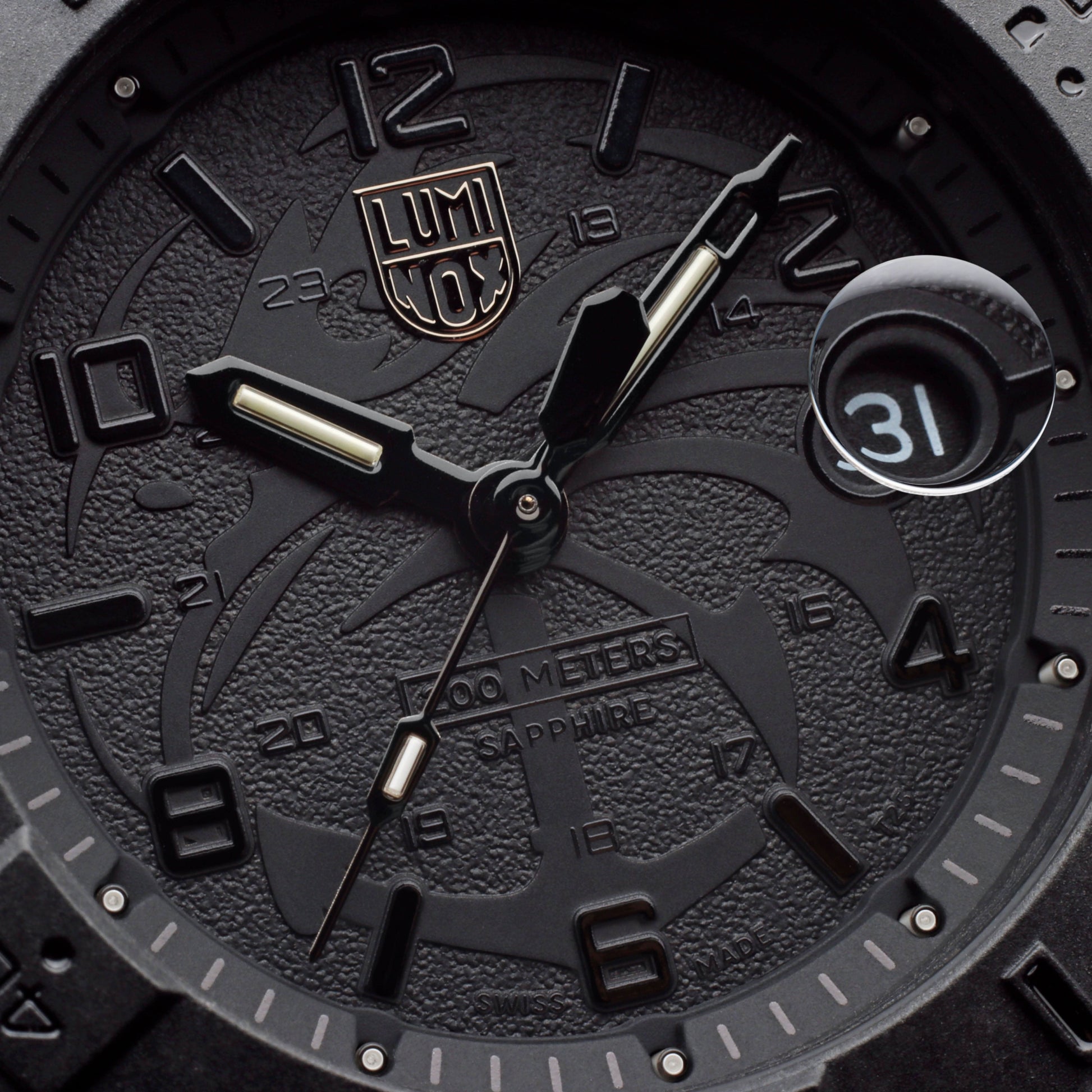 Cadran de montre pour homme avec détails structurés noirs, aiguilles dorées et affichage de la date « 31 ».