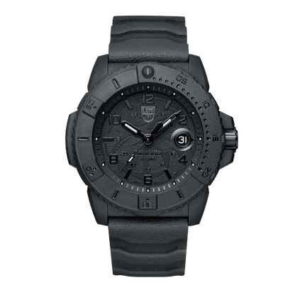 Montre homme avec boîtier noir et bracelet en cuir noir, affichage analogique de l'heure.