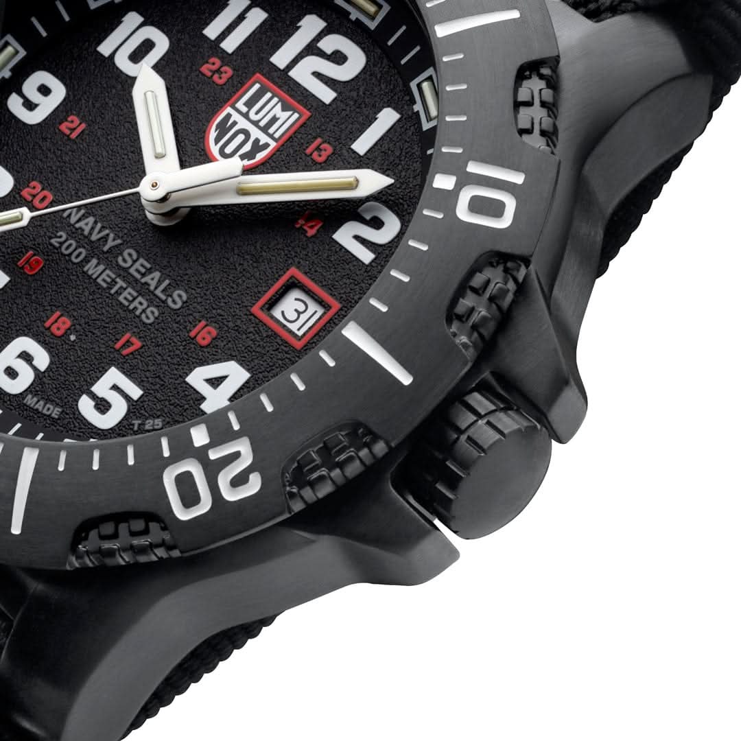Luminox montre vue latérale avec couronne, poussoirs et boîtier noir