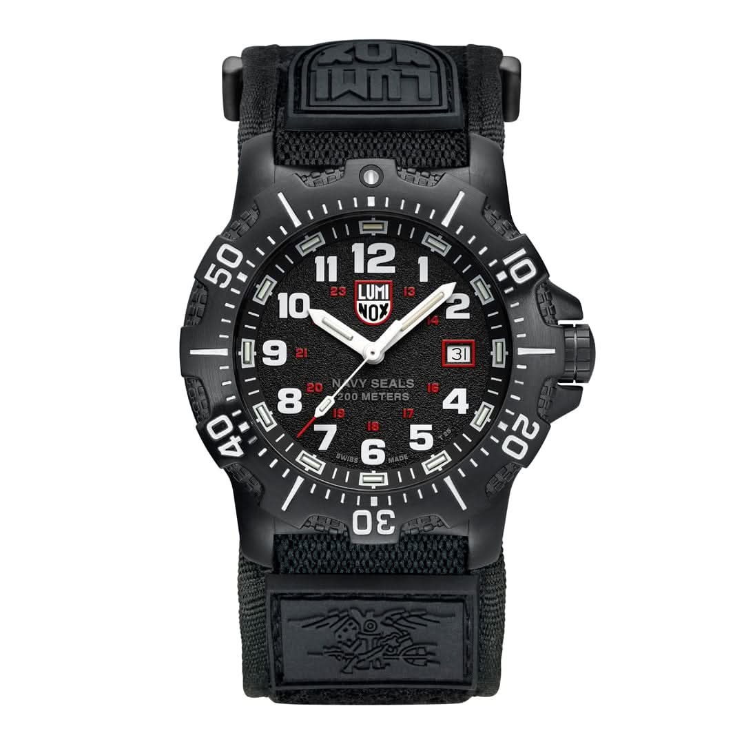 Luminox Navy SEAL XS. Montre avec bracelet noir, index luminescents et guichet date à 3h