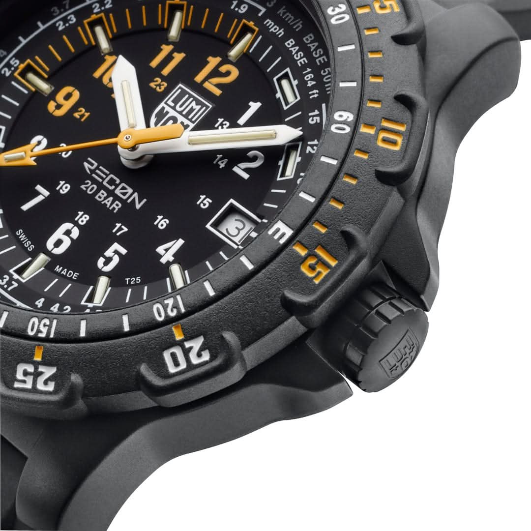 Montre homme avec bracelet noir et lunette crantée sur le boîtier.