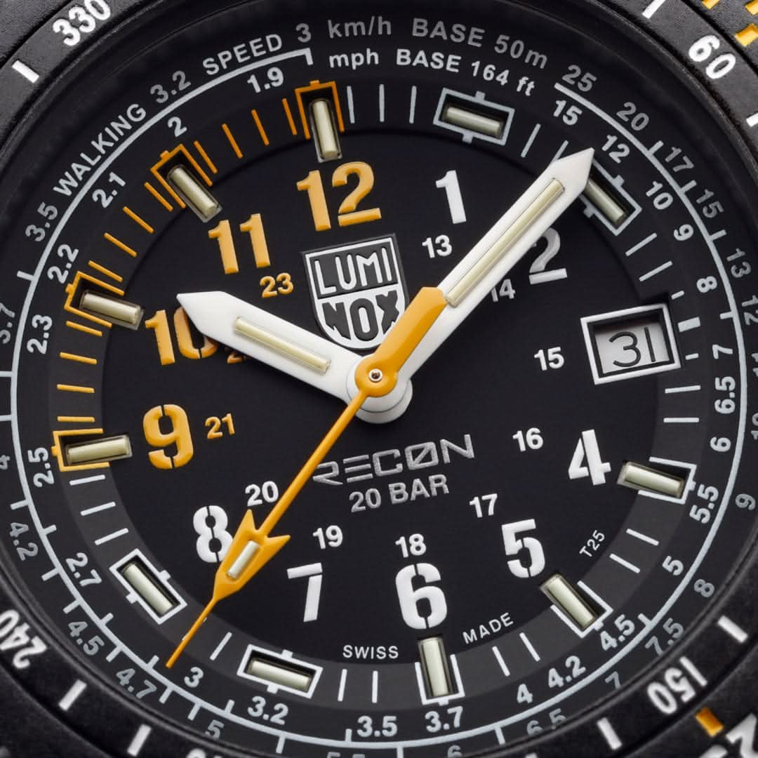 Vue détaillée de la montre pour homme : aiguilles et chiffres luminescents sur cadran noir.