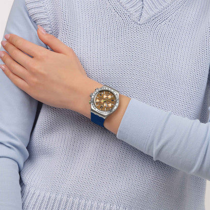 Herren-Uhr mit blauem Armband am Handgelenk, braunes Zifferblatt, Chronograph