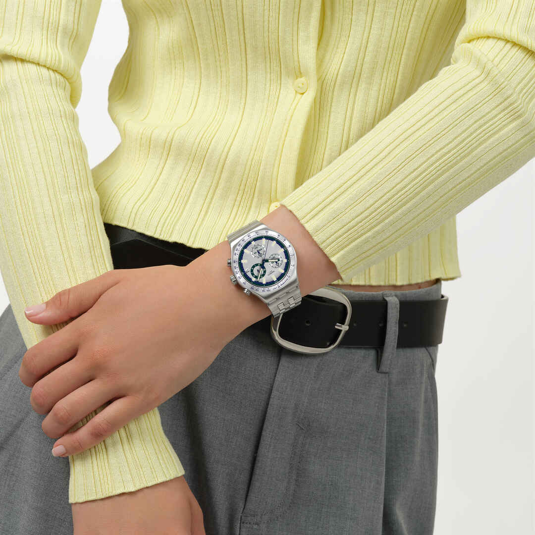 Edelstahl-Chronograph am Handgelenk mit blauem Zifferblatt und Metallarmband