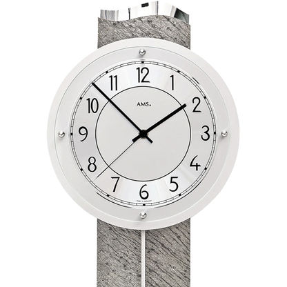 Nahaufnahme Wanduhr-Zifferblatt mit schwarzen Zeigern und feinen Skalen
