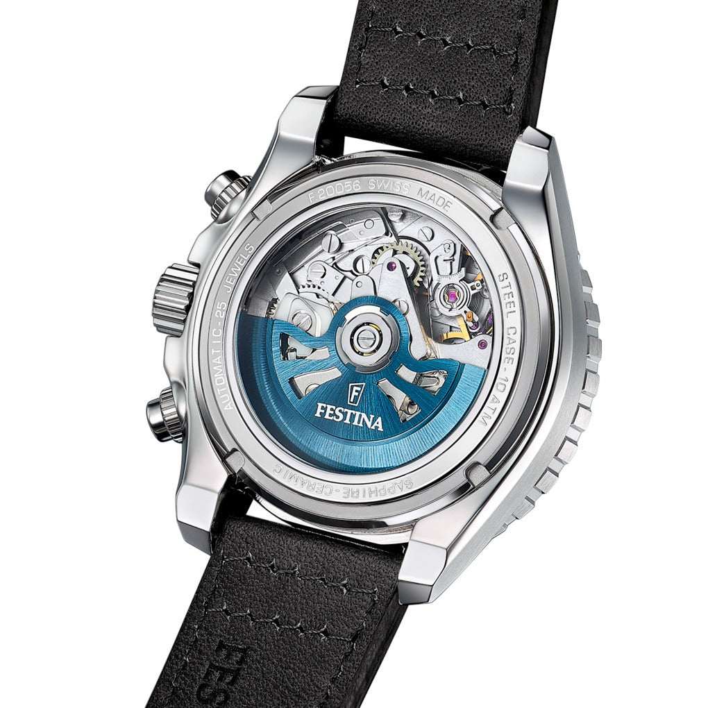 Herrenuhr-Rückseite mit sichtbarem Automatikwerk und blauem Rotor im Gehäuse