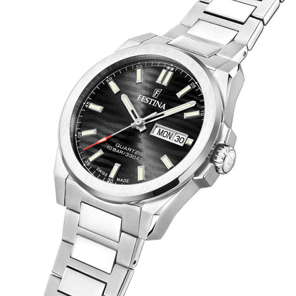 Festina Herrenarmbanduhr mit schwarzem Zifferblatt, Metallgehäuse und MON 30 Datumsfenster.