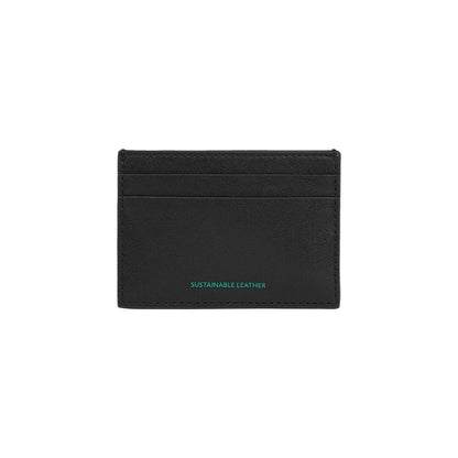 Kartenhalter aus schwarzem Kunstleder mit Prägung „SUSTAINABLE LEATHER“ vorn