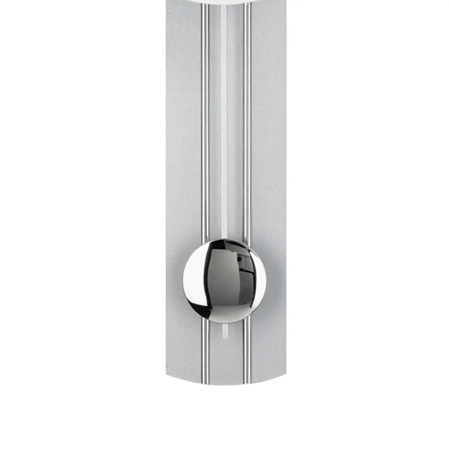 Wanduhr mit rundem, reflektierendem Pendelgewicht im silbernen Gehäuse