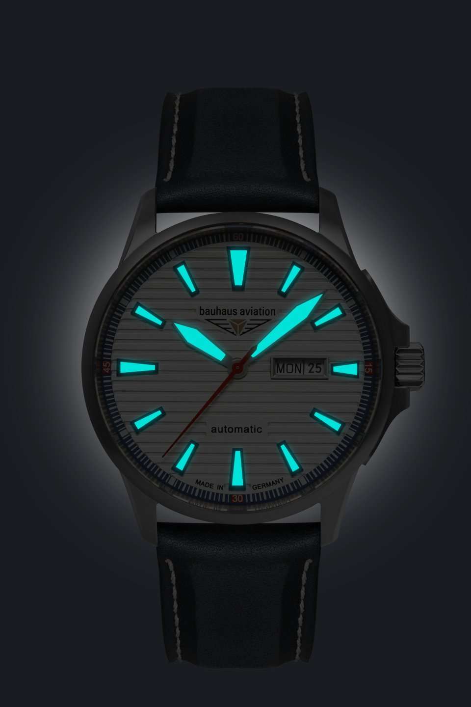 Herrenuhr mit schwarzem Zifferblatt, türkisfarbenen Leuchtmarkierungen, Lederband, Automatik