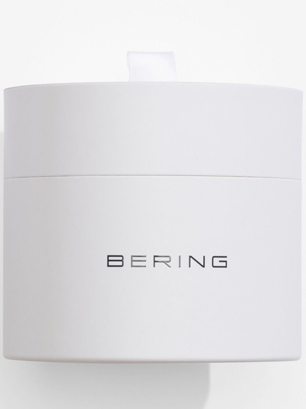 Weiße Bering Uhrenbox mit Schriftzug „BERING“