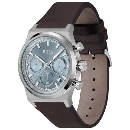 BOSS Chronograph mit silbernem Gehäuse, hellblauem Zifferblatt und dunkelbraunem Lederarmband