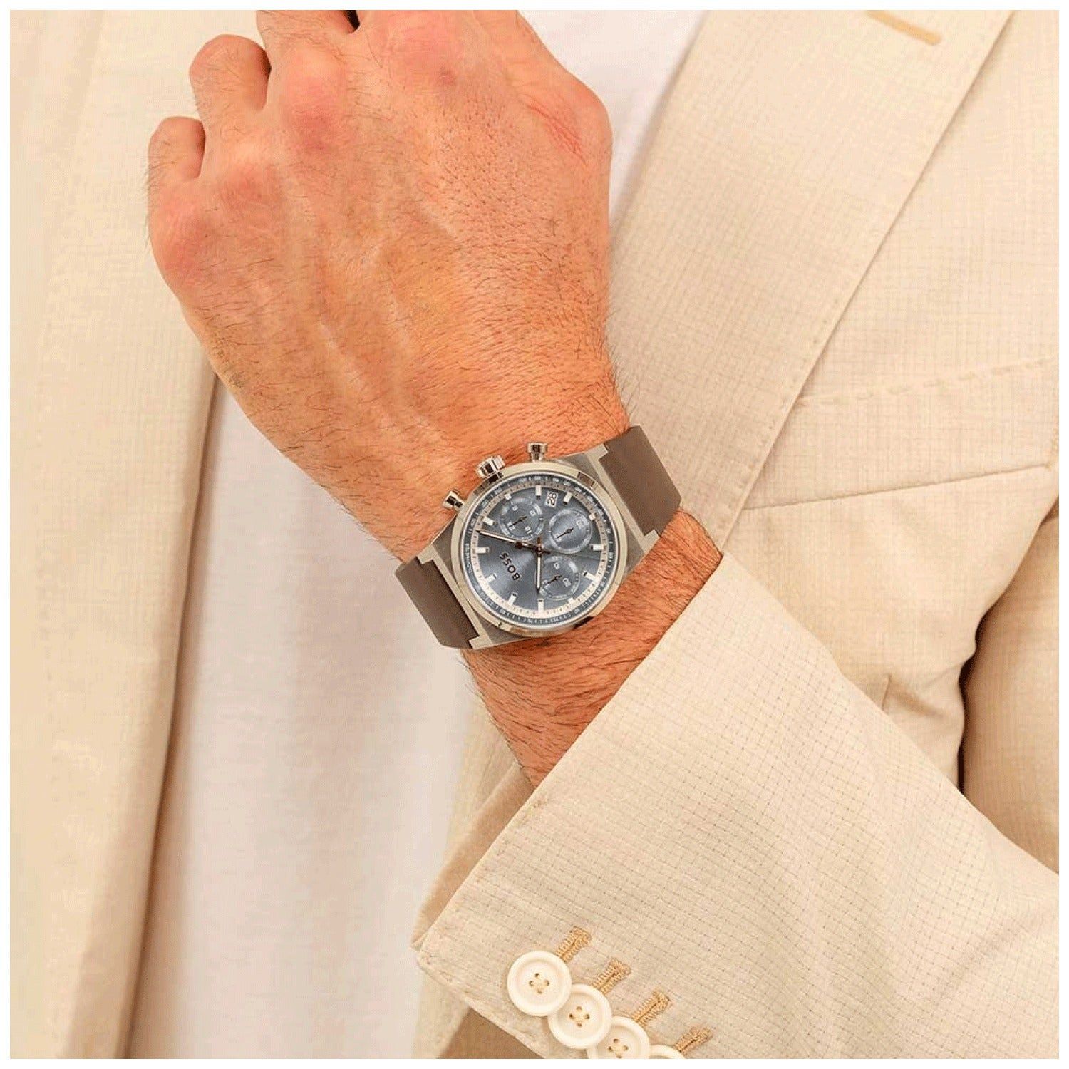 BOSS Chronograph am Handgelenk mit silbernem Gehäuse und dunkelbraunem Lederarmband