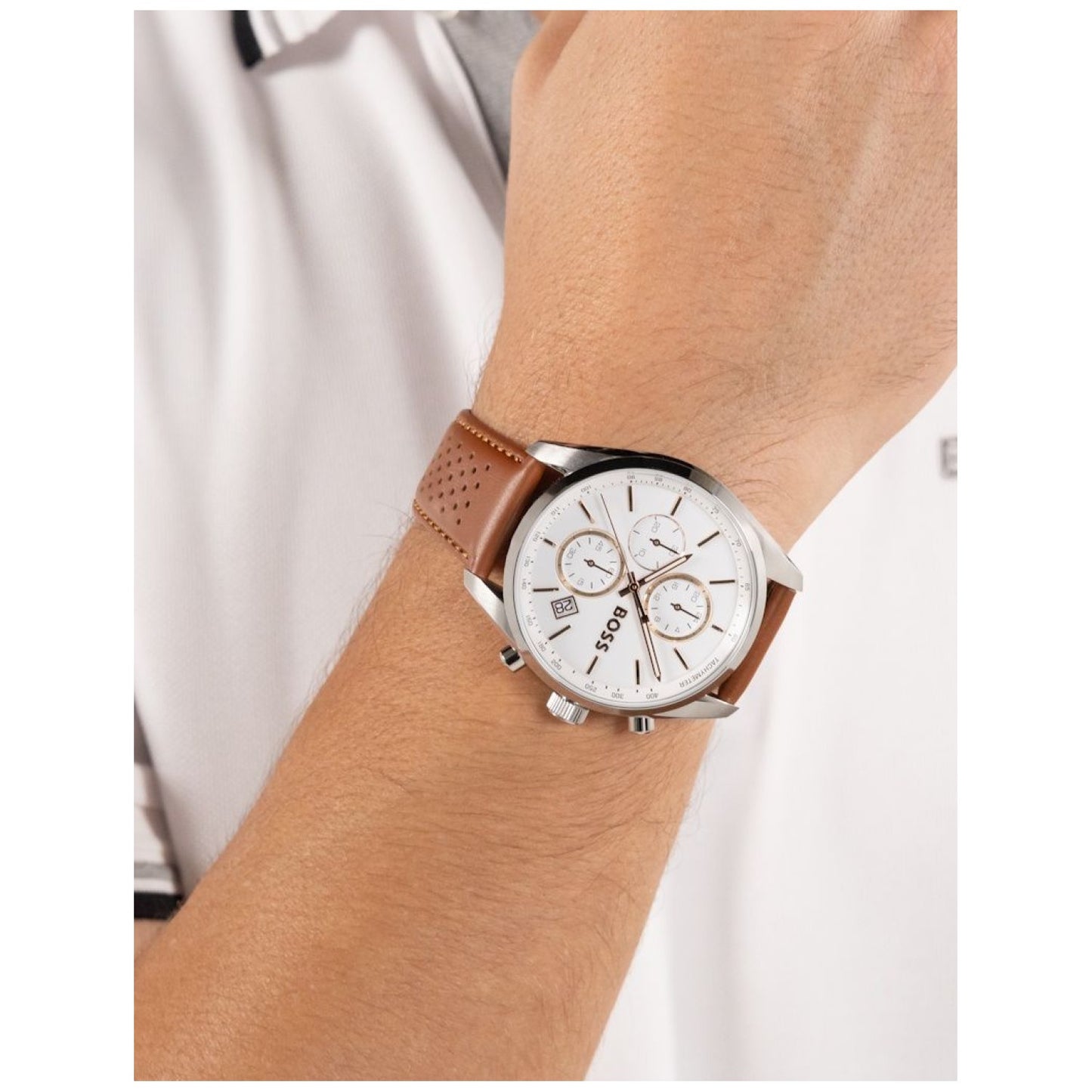 Chronograph Herrenarmbanduhr mit weißem Zifferblatt und perforiertem braunem Lederarmband