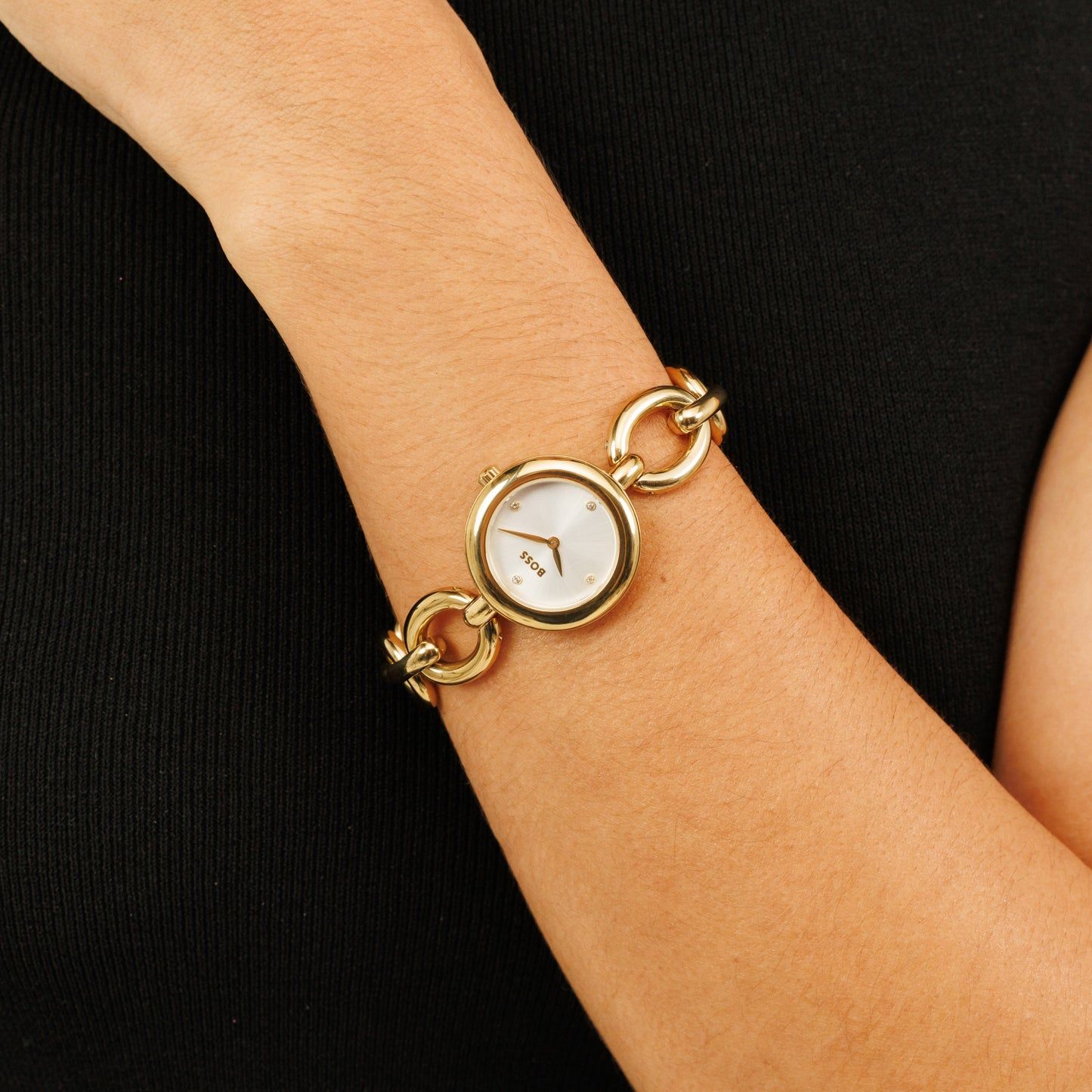 Damenarmbanduhr mit goldfarbener Gliederkette und rundem Zifferblatt, 28 mm
