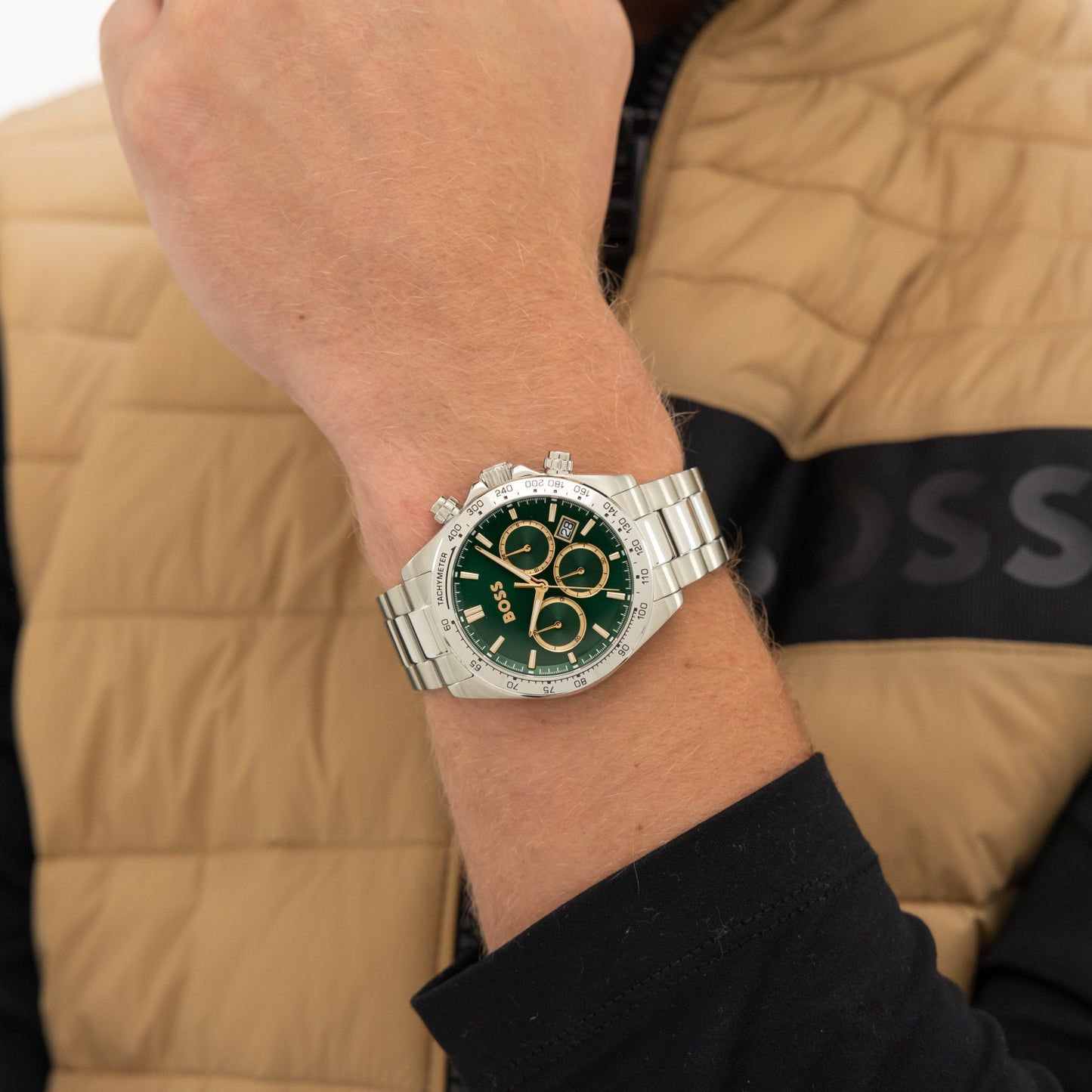 Herrenuhr mit grünem Chronographen-Zifferblatt und Edelstahlarmband am Handgelenk