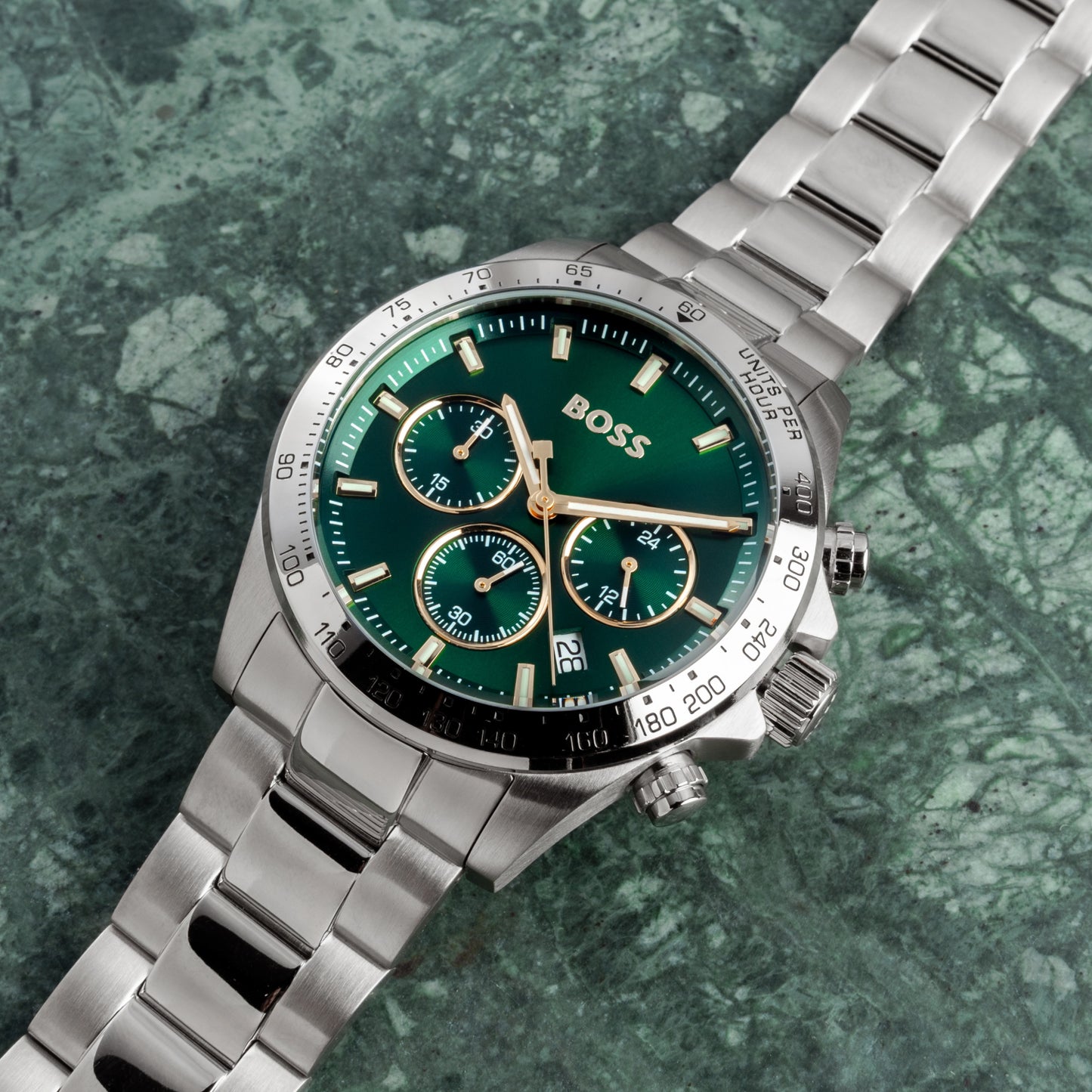 Chronograph-Armbanduhr BOSS Hero mit grünem Zifferblatt, goldfarbenen Details und Edelstahlband