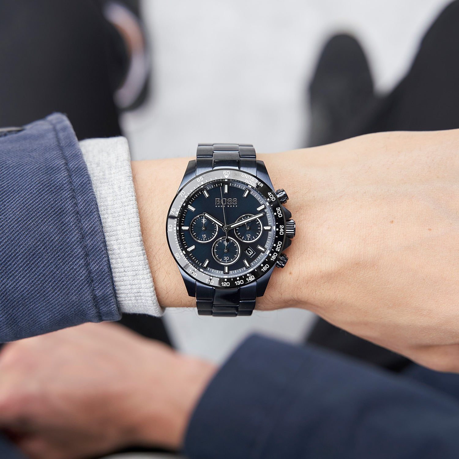 BOSS Hero Sport Chronograph mit dunklem Zifferblatt, Subdials und Metallband am Handgelenk