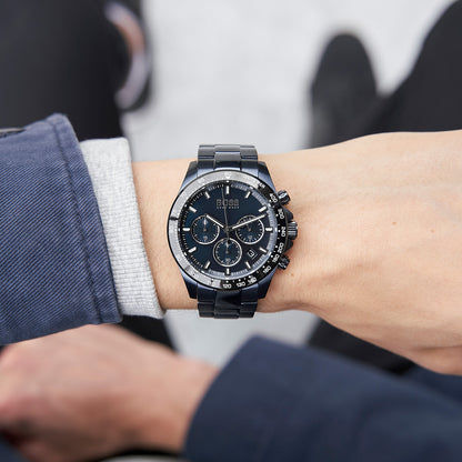 BOSS Hero Sport Chronograph mit dunklem Zifferblatt, Subdials und Metallband am Handgelenk