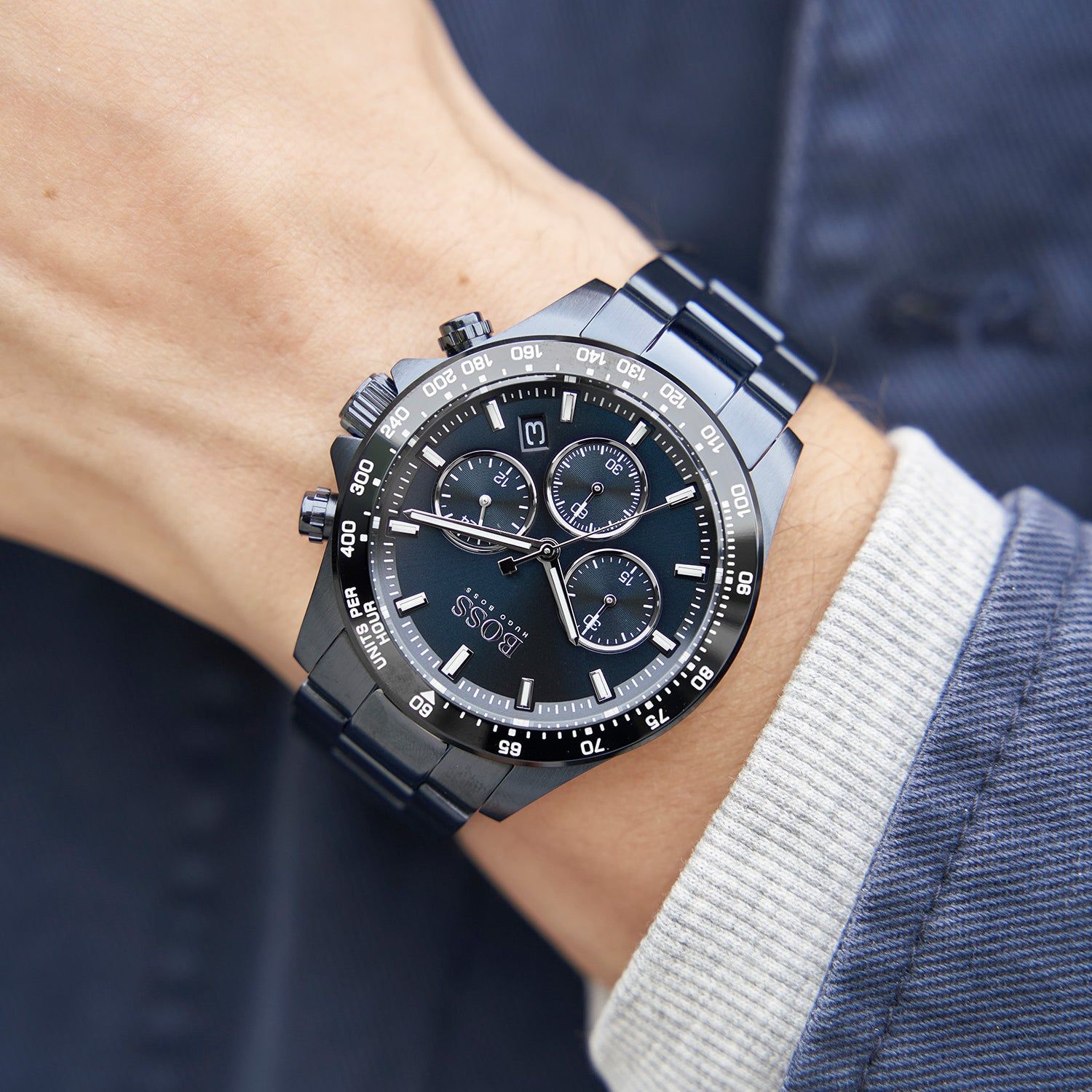 BOSS Hero Sport Chronograph mit blauem Zifferblatt und Metallarmband am Handgelenk