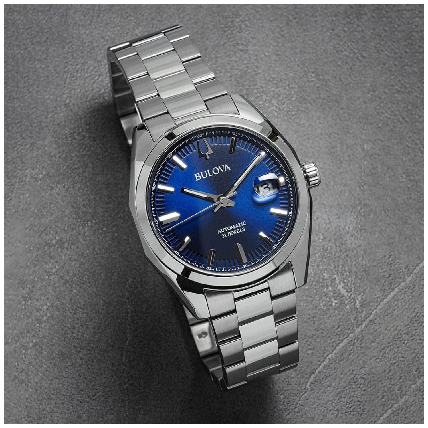 Bulova Herrenarmbanduhr mit blauem Zifferblatt, silbernem Metallband und Zeigern