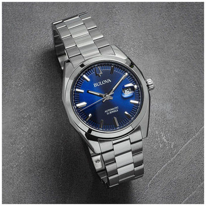 Bulova Herrenarmbanduhr mit blauem Zifferblatt, silbernem Metallband und Zeigern