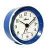 Montre radio-pilotée compacte avec boîtier bleu et chiffres bien lisibles sur cadran blanc