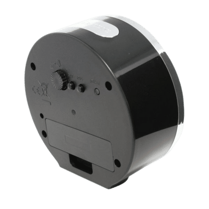 Vue arrière d'une horloge radio-pilotée avec ouverture pour haut-parleur, commandes et zone de connexion dans un boîtier noir