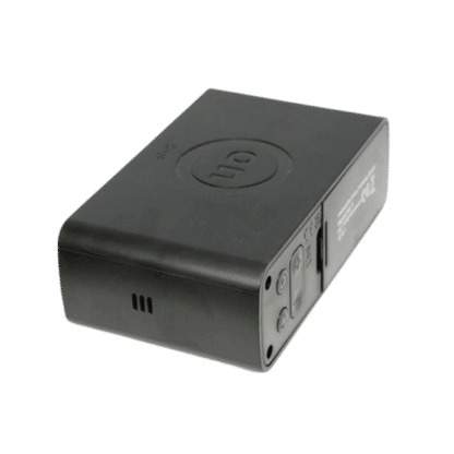 Réveil radio-piloté, vue latérale avec commandes, boîtier rectangulaire gris foncé, vue en biais.