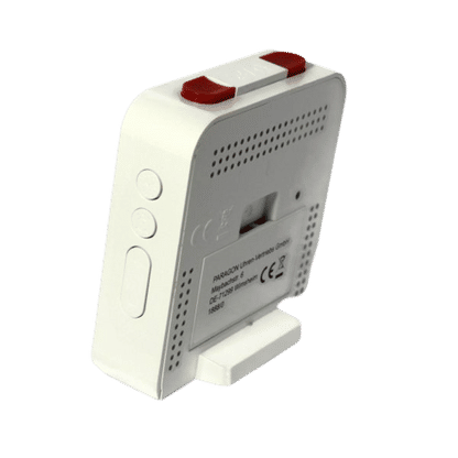 Arrière de radio-réveil blanc avec ports, ouvertures pour haut-parleur et support