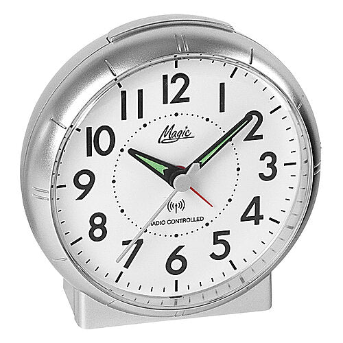 Montre radio-pilotée argentée avec cadran blanc, chiffres noirs, aiguilles vertes et trotteuse rouge