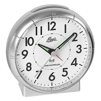 Montre radio-pilotée argentée avec cadran blanc, chiffres noirs, aiguilles vertes et trotteuse rouge