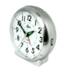 Montre radio-pilotée compacte dans un boîtier argenté avec cadran blanc et aiguilles vertes
