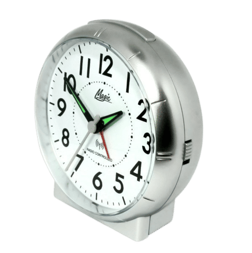 Radio-montre argentée avec cadran blanc, aiguilles vertes et marqueur central rouge