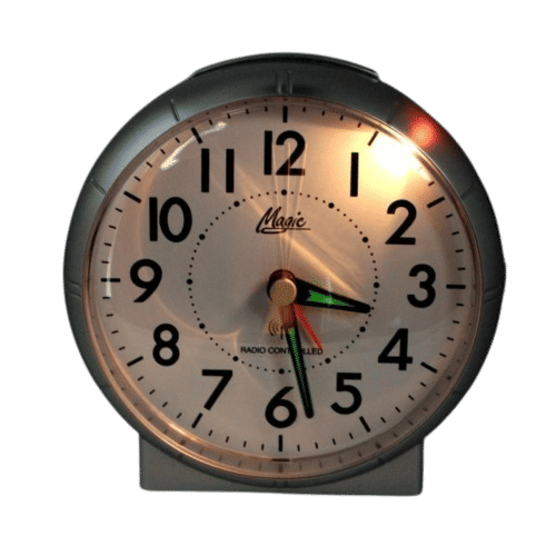 Radio-montre argentée avec cadran blanc, aiguilles vertes, centre rouge et bordure éclairée jaunâtre