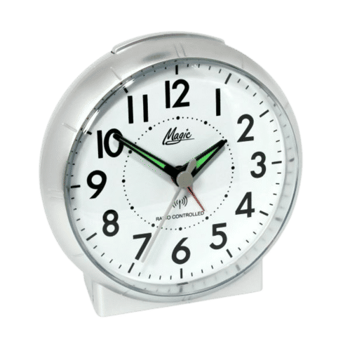 Montre radio-pilotée argentée avec boîtier rond, cadran blanc, aiguilles vertes et point rouge pour les secondes