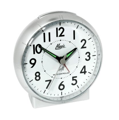Montre radio-pilotée argentée avec boîtier rond, cadran blanc, aiguilles vertes et point rouge pour les secondes