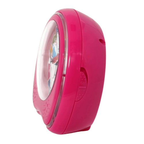 Radio-réveil rose vu de trois quarts avant avec couvercle avant en verre transparent